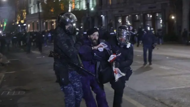 Укук коргоочулардын айтымында, демонстрациялардын алгачкы он күнүндө 300дөн ашык киши полициянын зордук-зомбулугунан жапа чеккен. Бул үчүн укук коргоо органдарынын бир дагы кызматкери жоопкерчиликке тартылган эмес