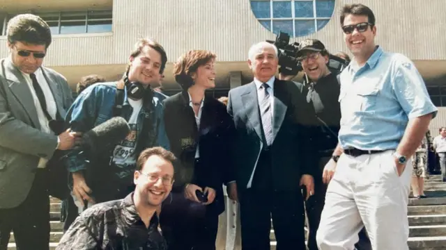 Mikhail Gorbachev với Steve Rosenberg (phía trước, bên trái), Victor Cooper và nhóm CBS
