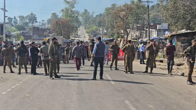 घटना के बाद लोगों में आक्रोष है और माहौल तनावपूर्ण है.