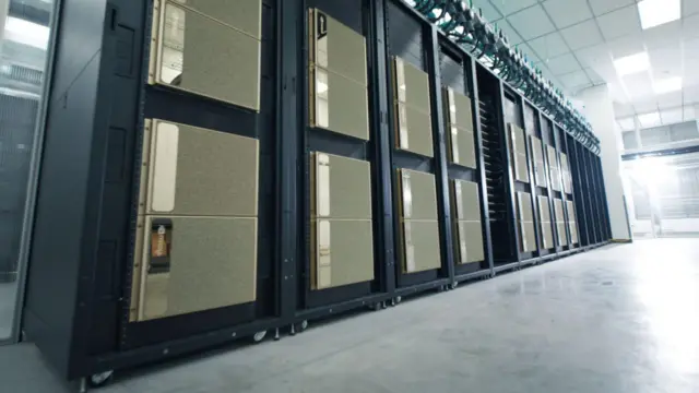 كمبيوتر عملاق