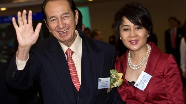 何鴻燊與梁安琪在澳博香港上市儀式上咧嘴大笑（16/7/2008）