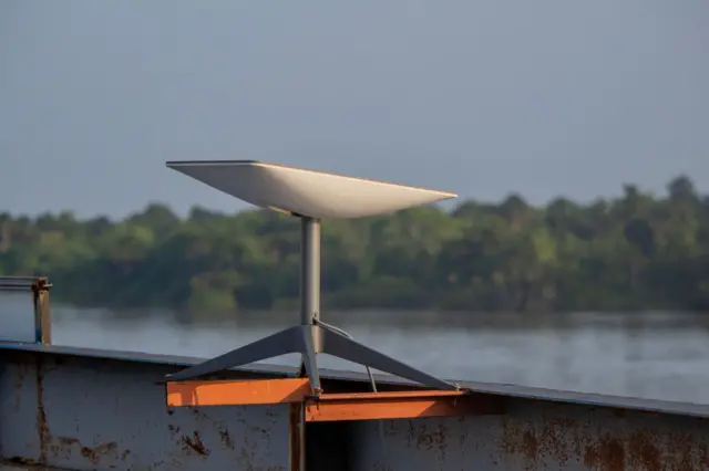 सैटेलाइट इंटरनेट डिश, अमेज़न जंगल, नाव