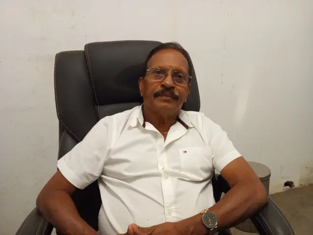 “මෙයාල සංචාරකයෝ නෙවෙයි. එයාල කරන්නේ අපේ ගමේ මිනිස්සුන්ට හම්බවෙන්න තියෙන ප්රතිලාභ ඒගොල්ලො හූරගන්න එක.”