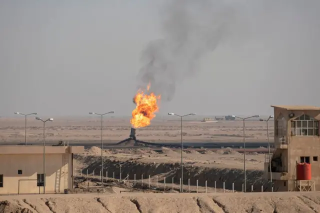 Basra'da bir petrol sahasında gaz yakma