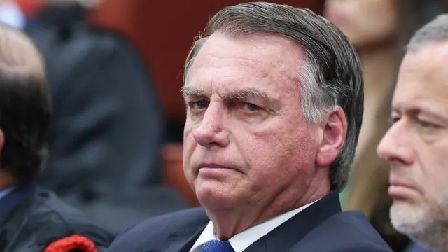 Bolsonaro, de perfil, durante sessão de julgamento no STF