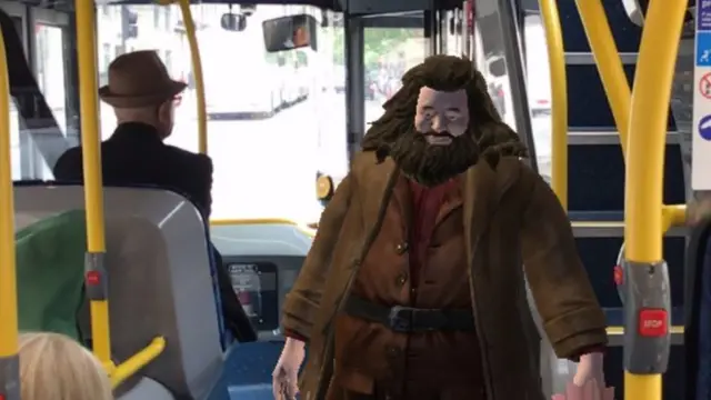 Персонаж романов про Гарри Поттера Рубеус Хагрид в лондонском автобусе