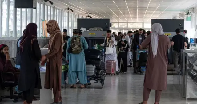 صورة من المطار (أرشيف)