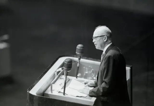 1953 yılında konuşan dönemin ABD Başkanı Dwight Eisenhower