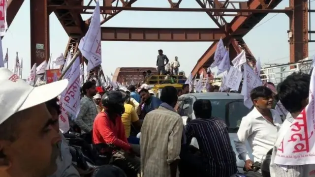 राजघाट पुल पर मची भगदड़, प्रशासन पर लापरवाही का आरोप