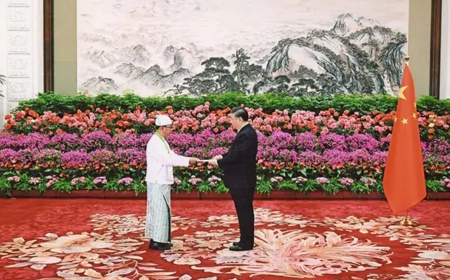 စစ်ကောင်စီခန့် မြန်မာသံအမတ် တရုတ်သမ္မတထံ     သံတမန်ခန့်အပ်လွှာ အပ်