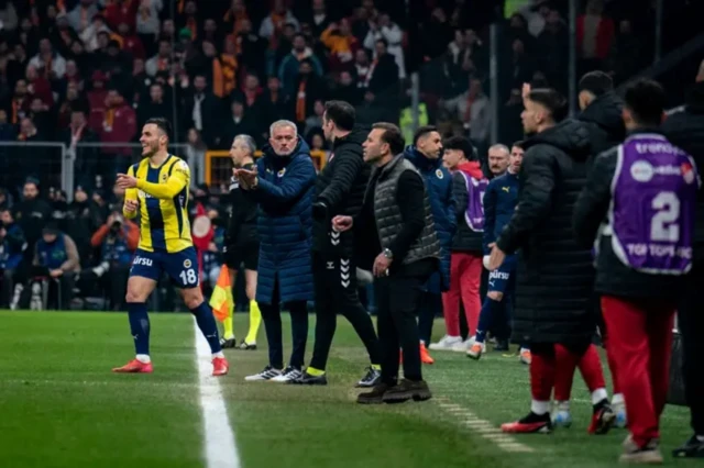 Mourinho ve Buruk yan yana duruyor