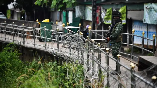 ทหารไทยยืนประจำการที่พรมแดนไทย-เมียนมา ที่ อ.แม่สอด จ.ตาก