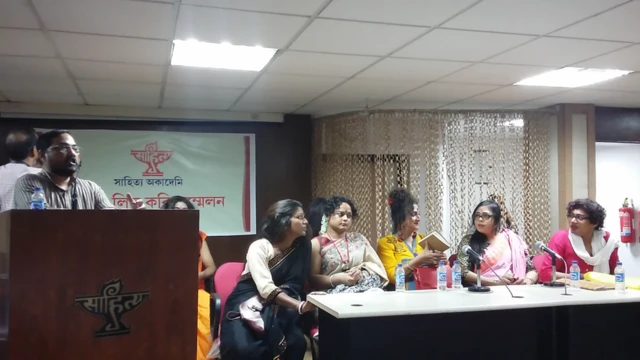 কবিদের মধ্যে কেউ কলকাতার কলেজে অধ্যাপনা করেন, কেউ গ্রামের স্কুলের মাস্টারমশাই