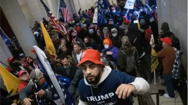 ক্যাপিটল ভবনের ভেতরে বিক্ষোভকারীরা।