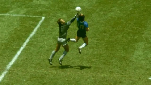 Momento en que Maradona anota el gol contra Inglaterra.