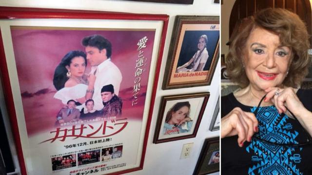 Un afiche en japonés de la telenovela "Kassandra" en la casa de Delia Fiallo en 2018. A la derecha, Delia Fiallo.