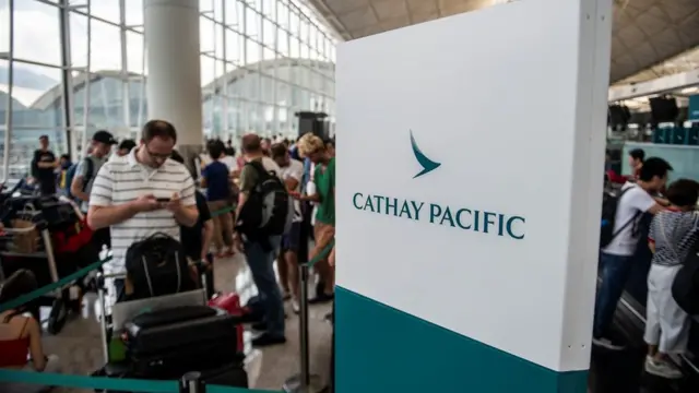 国泰航空先后收购多家香港航空公司，包括港龙航空、香港快运等。