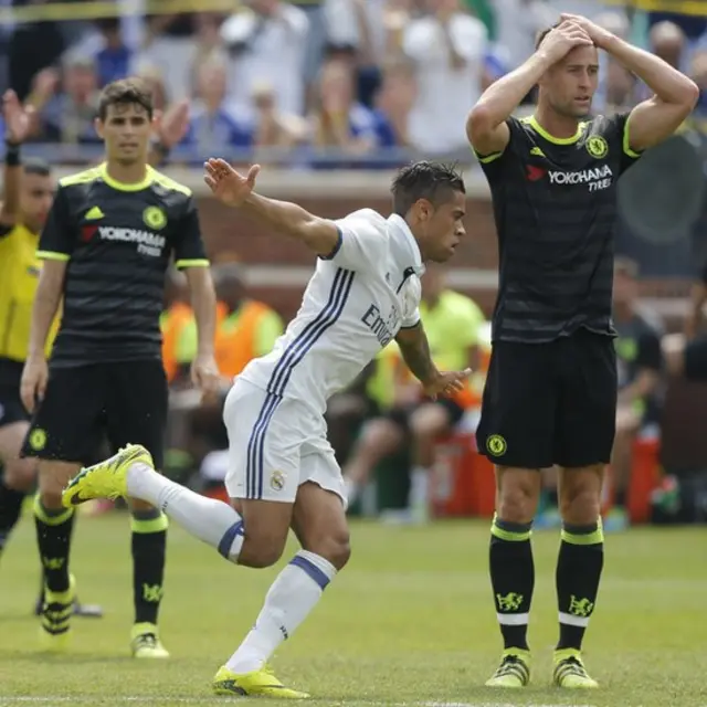 Díaz celebra entre Cahill y Oscar.