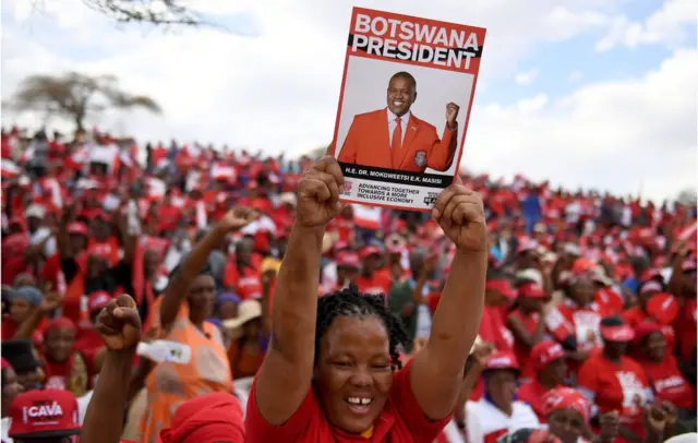 ... Siku moja kabla mfuasi wa chama tawala naonekana akibeba picha ya rais Mokgweetsi Masisi. Chama chake kimekuwa madarakani tangu 1966 lakini wachunguzi wanasema kwamba ni uchaguzi wenye ushindani mkubwa zaidi katika historia ya taifa hilo