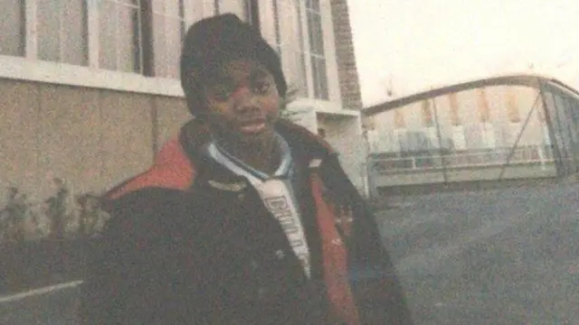 عکسی از دوران بچگی باسانگ. او در تیم زیر ۲۱ سال فرانسه بازی کرد اما سپس تصمیم گرفت برای تیم بزرگسالان کامرون بازی کند