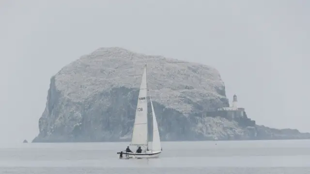 কুয়াশাচ্ছন্ন ও ধূসর নর্থ বারউইক সমুদ্র সৈকতের এই ছবিটি তুলেছেন জেনিফার বাফ