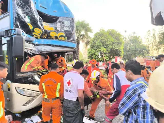 ၂၀၂၄ ခုနှစ်၊နိုဝင်ဘာ ၃ ရက်၊ မနက်ပိုင်း ရန်ကုန်-မန္တလေးအမြန်လမ်းတိုးဂိတ် ကားစီးဆင့်တိုက်မှု ကူညီကယ်ဆယ်ရေးလုပ်နေတဲ့ အခြေအနေ