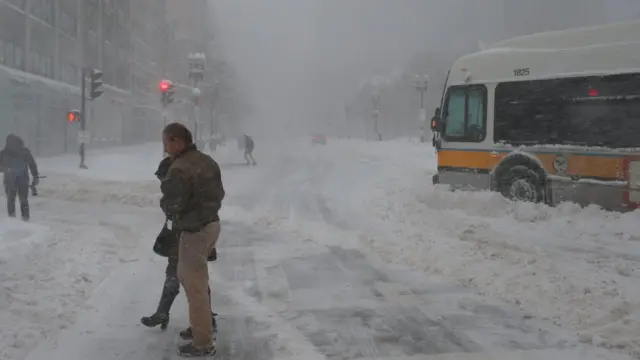 Una calle en Boston cubierta por la nieve