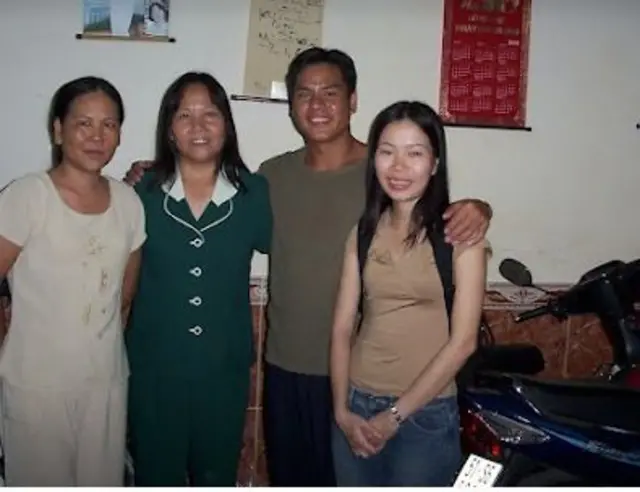 Ông Steve chụp ảnh cùng người từng chăm sóc ông khi ông còn nhỏ (bìa trái), người bên phải là phiên dịch.