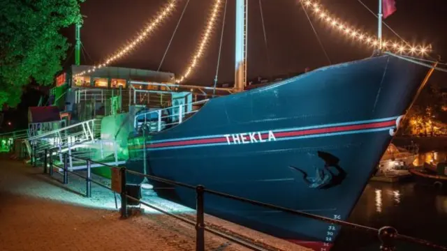 Bristol limanında demirli Thekla gece klübü otoparkı kullanmak için belediyeden izin almaya çalışıyor