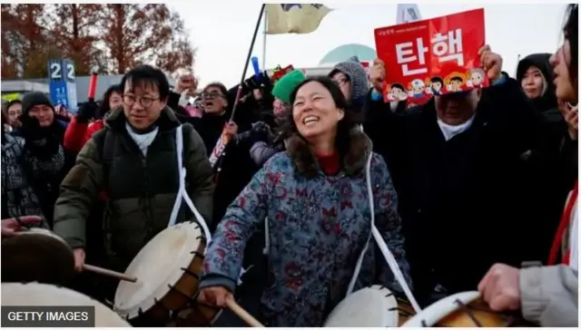 Àwọn ará ìlú tó ń dunnú lẹ́yìn tí wọ́n kéde ìyọnípò Yoon Suk-yeol 