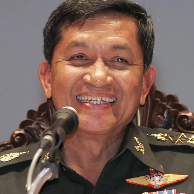 พล.อ. สนธิ บุณยรัตกลิน ในขณะแถลงข่าวเมื่อวันที่ 20 กันยายน 2006 หนึ่งวัน หลังยึดอำนาจจากนายกรัฐมนตรีทักษิณ ชินวัตร