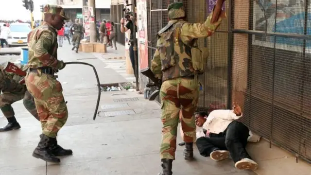 ወታሃደራት ንሓደ ሰብ እናሃረሙ