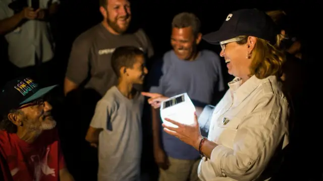 Cruz visitando a damnificados