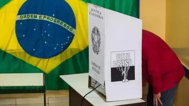 Homem votandocriar casa de apostaurna eletrônica