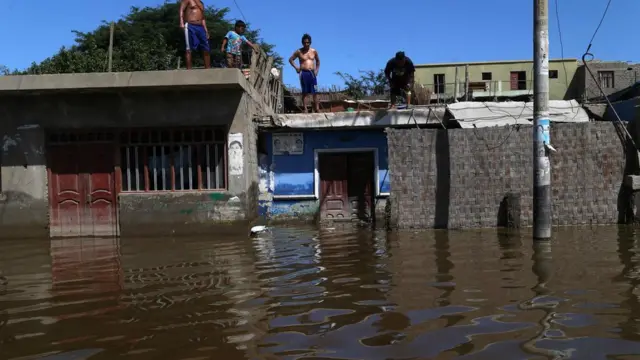 Casas inundadas en Ancash, en la costa peruana.