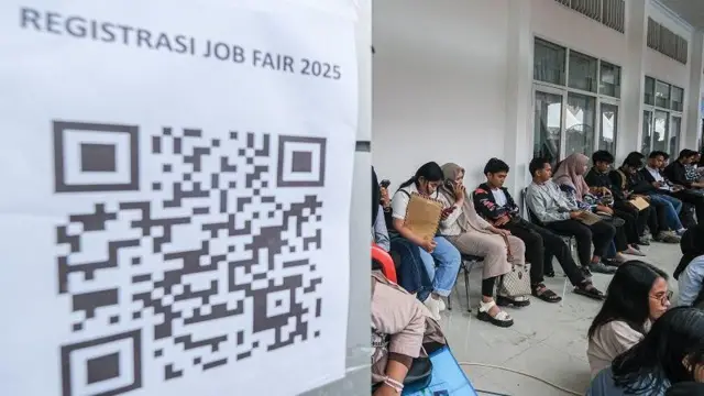 Sejumlah pencari kerja antre memasuki area bursa kerja di Aula Dinas Transnaker Sultra, Kendari, Sulawesi Tenggara, Rabu (23/4/2025).