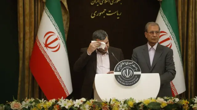 Замминистра здравоохранения Ирадж Хариричи на пресс-конференции вытирал пот со лба и кашлял