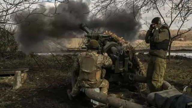 Українські військові обстрілюють позиції росіян під Бахмутом, 4 березня