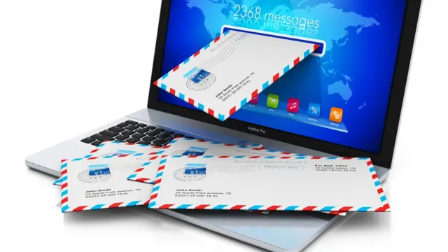 Una computadora llena de correos