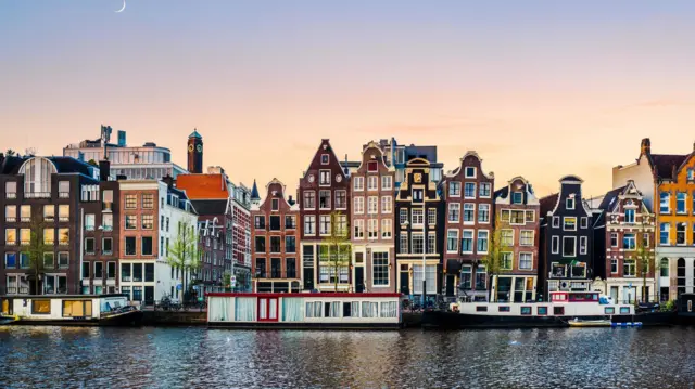 Edificios junto a un canal en Ámsterdam, Países Bajos. 