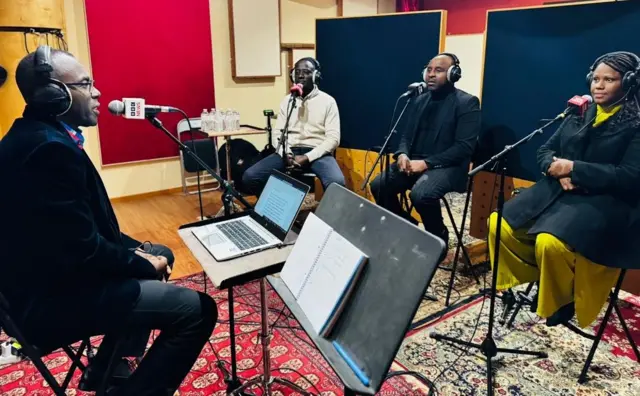 Abatumire ba Felin Gakwaya (Uva ibumoso ujya iburyo): umuyobozi w'icyo kigo, Eric Twagirimana, umwe mu barimu babo, Christophe Ikitegetse hamwe n'umwe mu babyeyi babo Marie Claire Mukashyaka