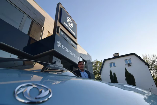 Jelte Vernooij, giám đốc khu vực Trung Âu của Dongfeng, tại một đại lý ở Warsaw. Hơn 30 thương hiệu Trung Quốc đã ra mắt hoặc công bố doanh số bán hàng tại Ba Lan kể từ năm 2023, nhiều thương hiệu chủ yếu hoặc hoàn toàn bán xe xăng.