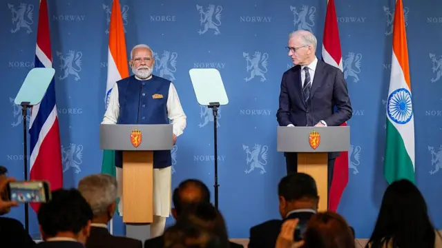 संयुक्त प्रेस सम्मेलन के दौरान भारत के पीएम नरेंद्र मोदी (बाएं) और नॉर्वे के प्रधानमंत्री जोनास गहर स्टॉर ओस्लो (दाएं).