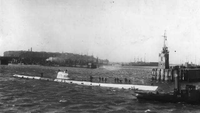 Un submarino en la base naval y aérea de Heligoland alrededor de 1916.