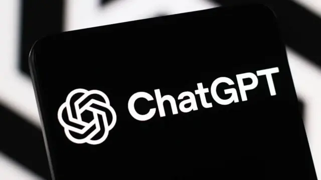Na crnom uređaju ispisano ChatGPT