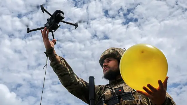 Украинский военный с дроном