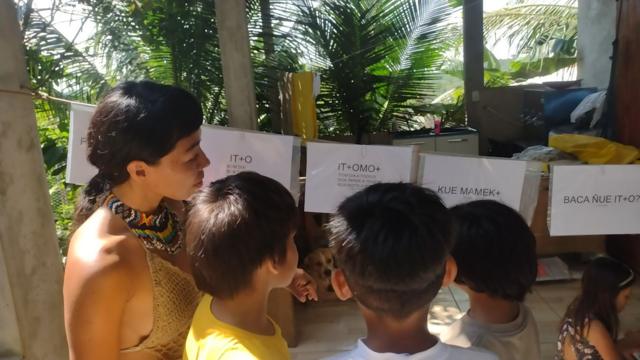 Vanda Witoto e seus alunos