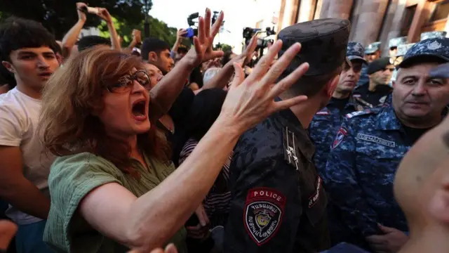 معترضان در ایروان، پایتخت ارمنستان، بعد از آغازعملیات نظامی آذربایجان در قره‌باغ تظاهرات کردند﻿