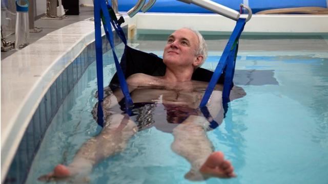 Homem tomando banhopalpites do brasileirão hojepiscina