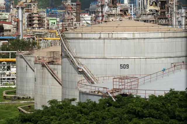 இந்தியா தனது உள்நாட்டு எண்ணெய் நுகர்வில் 90 சதவீதத்தை வெளிநாட்டிலிருந்து இறக்குமதி செய்கிறது.